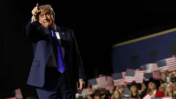 Обещание Трампа заплатить всем американцам по $5 тыс. критикуют даже республиканцы. Это признак паники перед выборами?